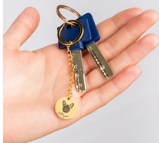 Engraved pet portrait keychain with custom image