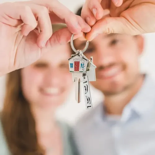 2 couples are holding keychain with engraved eyes from real photo